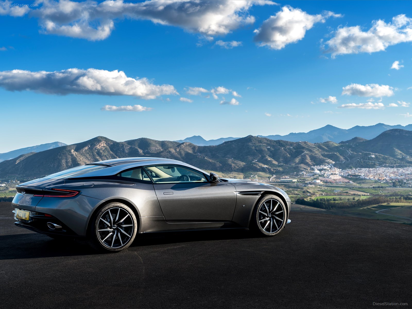 Aston Martin DB11 2017